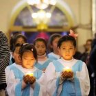 Católicos chinos en una ceremonia religiosa.