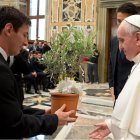 El Papa Francisco con Messi en la sala clementina al inicio de su pontificado