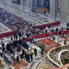 Miles de fieles guardan la cola desde la instalación del féretro para un último homenaje a Francisco y una oración por su alma.