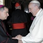 Francisco con el cardenal Angelo Becciu, quien fue secretario para Asuntos Generales en la Secretaría de Estado y prefecto de la Congregación para las Causas de los Santos.