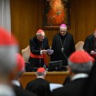 Momento de la oración inicial en la sexta congregación general de cardenales previa al cónclave.