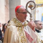 El cardenal Pierbattista Pizzaballa de Jerusalén, con el báculo de pastor y obispo