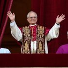 Robert Prevost, norteamericano, misionero en Perú, se asoma al balcón del Vaticano, ya como León XIV
