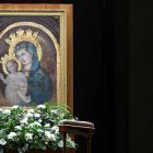 El cardenal Prevost dirigía el rezo del Rosario por la salud del Papa Francisco semanas antes de llegar a ser Papa