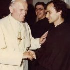 El padre Prevost, con hábito agustino, saluda a Juan Pablo II en los años 80.