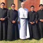 El obispo Prevost, con seminaristas de la diócesis de Chiclayo.