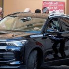 En un vehículo con matrícula vaticana, León XIV se desplazó una corta distancia hasta la curia de los agustinos, donde vivió varios años