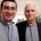 Edgar Rimaycuna con el cardenal Robert Prevost, en 2023.