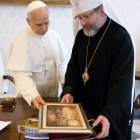 El arzobispo Shevchuk muestra a León XIV un cuadro sobre la guerra, obra de un artista cuyo hijo ha muerto en el frente