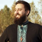 Roman Hrydkovets es un cura grecocatólico, que llegó, casi recién casado y recién ordenado, a Chernígov 3 meses antes de la guerra