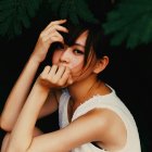 Una joven triste y vulnerable, símbolo de jóvenes bajo tutela mal protegidos