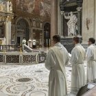En la imagen, los diáconos que serán ordenados, durante una vigilia de oración celebrada este viernes en la basílica de San Juan de Letrán.