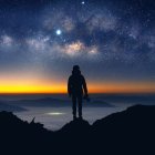Una persona mirando las estrellas.