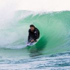 Liam Ryan, el sacerdote del Camino Neocatecumenal, surfeando la ola.
