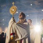 Un sacerdote bendiciendo con el Santísimo durante una procesión del evento SEEK25, celebrado en Salt Lake City el pasado 3 de enero de 2025.