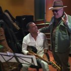 César Hidalgo, de pie con su habitual sombrero, mezcló folk y rock y luego lo alimentó con letras de fe y vida