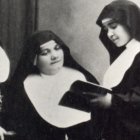 Sor Eusebia Palomino, a la derecha de la foto, lee un libro ante dos de sus compañeras de orden.