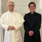 León XIV, ya Papa, con su secretario en Chiclayo, Jasson Sempertigue.