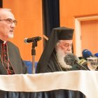 Escena insólita: el Patriarca Latino y el Patriarca Griego de Jerusalén, juntos, en rueda de prensa cuentan en Jerusalén los horrores vistos en Gaza