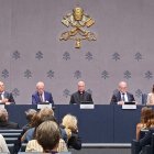 Monseñor Rino Fisichella, en el centro de la imagen, flanqueado por autoridades vaticanas y civiles responsables de la organización del Jubileo de los Jóvenes.