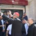 El cardenal Pizzaballa y el padre Romanelli, párroco de Gaza, en el hospital de Cáritas en Gaza el 19 de julio
