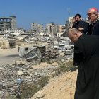 El padre Romanelli, de espaldas, muestra la devastación en Gaza al cardenal Pizzaballa, hace una semana