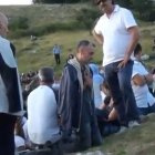 Michelino Marcovecchio, de rodillas en el centro de la imagen, en el Monte Sant'Onofrio durante una de sus visiones.