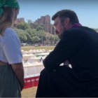 Una joven se confiesa con un sacerdote en la ladera del Circo Máximo de Roma en el Jubileo de los Jóvenes de 2025