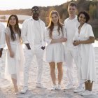 Jóvenes, de distintas razas, vestidos de blanco, ofrecen sensación de fraternidad, comunidad y acogida... ¿demasiado bonito?