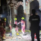 Bomberos y policías en las dos capillas dañadas por el incendio de la catedral-mezquita de Córdoba