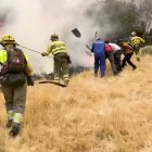 Vecinos y bomberos enfrentando los incendios en España.