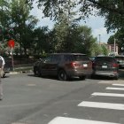 Algunos policías ante la zona acordonada en torno a la escuela de la Anunciación.