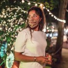 Esta joven con mascarilla de flores, con la cara tapada y mirando sobre su hombro inquieta, podría representar a la Iglesia silenciada de Nicaragua
