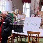 El Padre Ángel en 2024, recogiendo paquetes de ayuda para Valencia, almacenados en la catedral de Justo