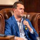 Charlie Kirk usaba el micrófono... y dejaba que otros también lo usaran, y les escuchaba, y debatía con respeto