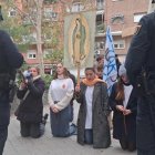 Día de los Santos Inocentes de 2023 en la clínica Dator, con mucha policía vigilando a unas chicas rezando en la calle