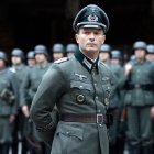 Thomas Kretschmann interpreta a un oficial nazi pasando revista en la película Valkyrie de 2008