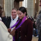 Una joven catecúmena de la diócesis francesa de Meaux, fotografiada el 1 de marzo de 2025, durante la ceremonia de su recepción en la Iglesia.