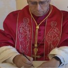 León XIV al firmar Dilexi Te, su primera exhortación apostólica, sobre el amor a los pobres