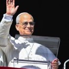 León XIV en el rezo del Ángelus desde el Palacio Apostólico saluda a los fieles y los peregrinos