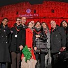 La familia de Asia Bibi y delegados de Ayuda a la Iglesia Necesitada con el Coliseo iluminado de rojo en la RedWeek de 2018 en Roma