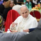 León XIV compartió mesa y mantel con mil trescientas personas pobres y sin techo de los alrededores del Vaticano.