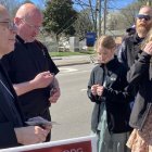 El obispo Barry Knestout, de Richmond, Virginia, con un párroco de la la ciudad de Bristol y familias católicas, rezan en 2023 ante un abortorio