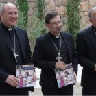 El obispo Antonio Prieto, de Alcalá; el cardenal José Cobo, de Madrid y el obispo Ginés García Beltrán, de Getafe, con la Memoria 2024 de la región de Madrid