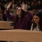 Jóvenes católicos en adoración en la Sagrada Familia de Barcelona, en el XLT de los 40 años de LifeTeen
