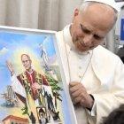 León XIV, con los periodistas en el vuelo de vuelta de Beirut y Líbano; le entregan un cuadro con la Virgen de Harissa