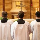 “Sus cuerpos soportaban la tensión del viaje, pero irradiaban alegría, una alegría nacida del sacrificio y ofrecida por una intención: el aumento de las vocaciones al sacerdocio”.