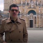 Eduardo Infante, en Gijón, donde es profesor de Filosofía, habla para un programa de RTVE