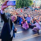 José Antonio Kast, en el cierre de uno de sus últimos mítines de campaña. En el centro de la imagen, agachada con traje de color lila, su esposa Pía.
