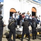 Policías y bandas de matones sandinistas rodean una iglesia en Nicaragua: en estas condiciones se vive la fe bajo el régimen comunista de Daniel Ortega y Rosario Murillo.